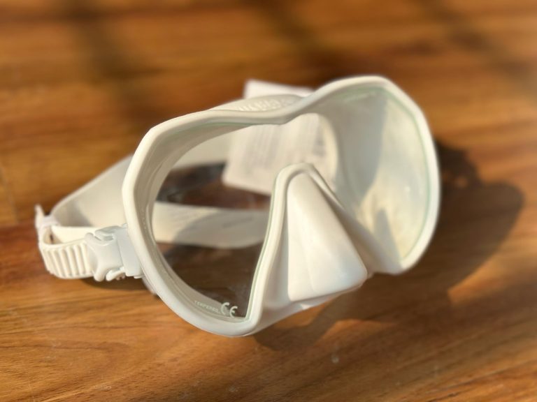 Scubalov: Snorkels, Wetsuits, or Fins? – 5 Essential Scuba Gear You Should Own